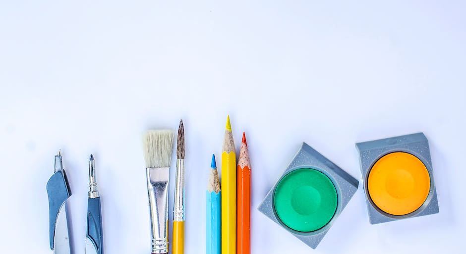 Image of a paintbrush and a brain symbolizing the combination of art and psychology in art therapy.